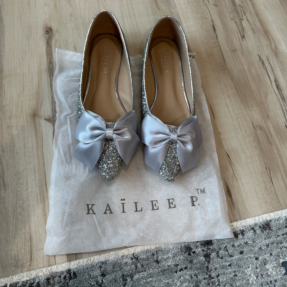 KAILEE P SILVER GLITTER FLATS • SZ 7